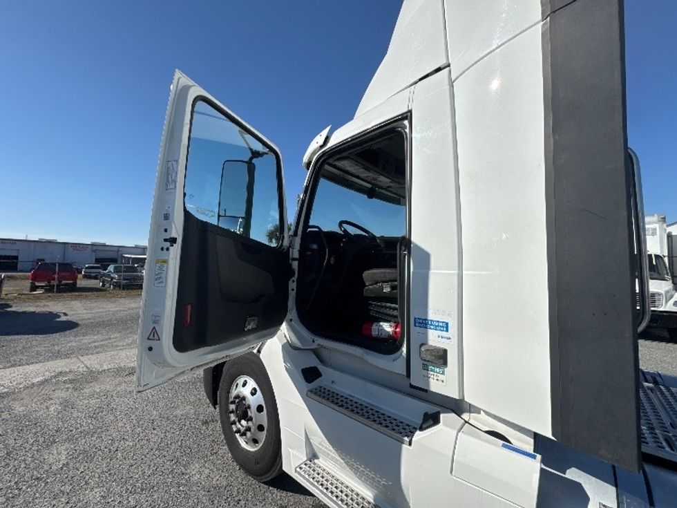 Day Cab Tractor-Heavy Duty Tractors-Volvo-2019-VNL64T300-Ocala-FL-511,328\n\t\tmiles-$ 36,750 - Image 9