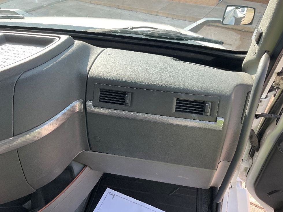 Day Cab Tractor-Heavy Duty Tractors-Volvo-2019-VNL64T300-Oklahoma City-OK-523,269\n\t\tmiles-$ 45,250 - Image 13