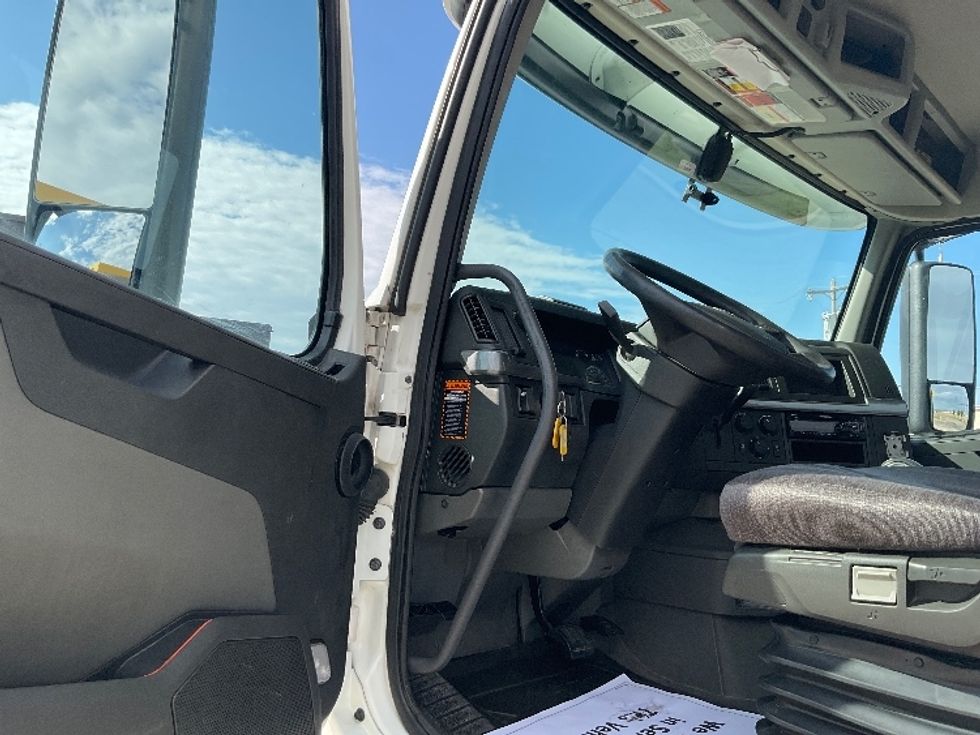 Day Cab Tractor-Heavy Duty Tractors-Volvo-2019-VNL64T300-Oklahoma City-OK-523,269\n\t\tmiles-$ 45,250 - Image 9