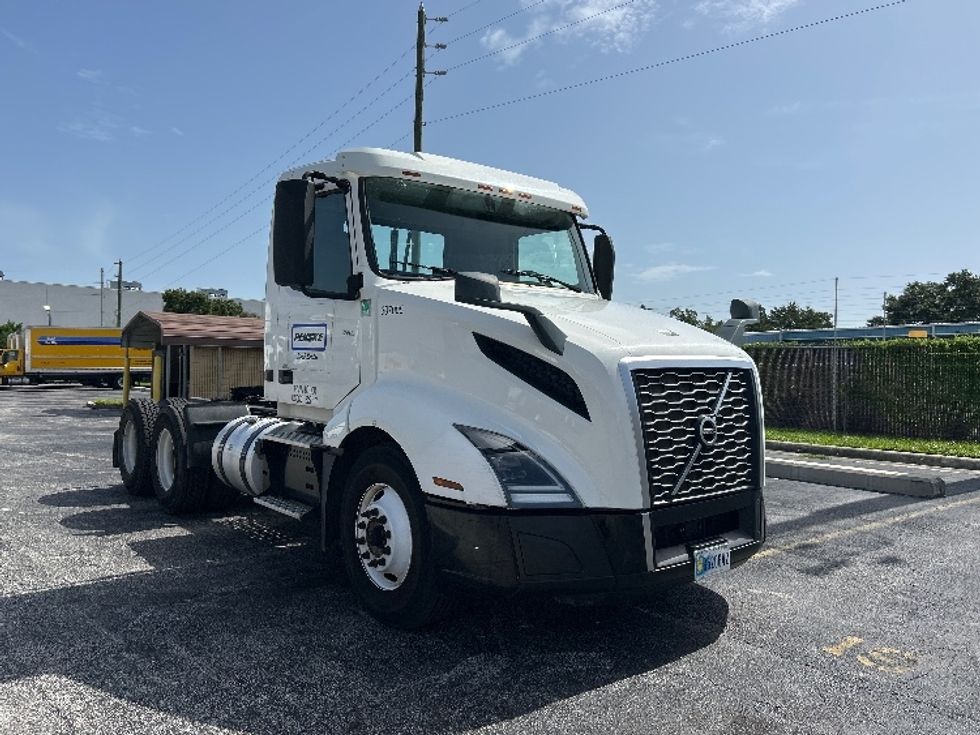 Day Cab Tractor-Heavy Duty Tractors-Volvo-2019-VNL64T300-Orlando-FL-393,905\n\t\tmiles-$ 42,250 - Image 1