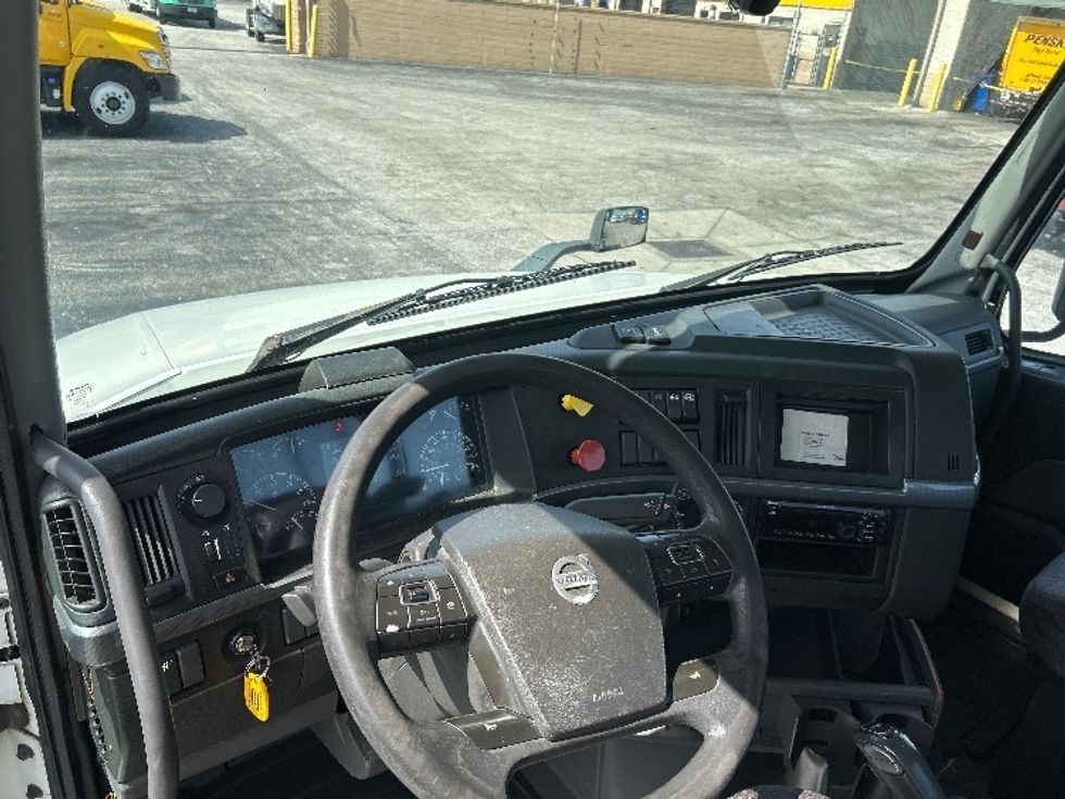Day Cab Tractor-Heavy Duty Tractors-Volvo-2019-VNL64T300-Orlando-FL-393,905\n\t\tmiles-$ 42,250 - Image 10