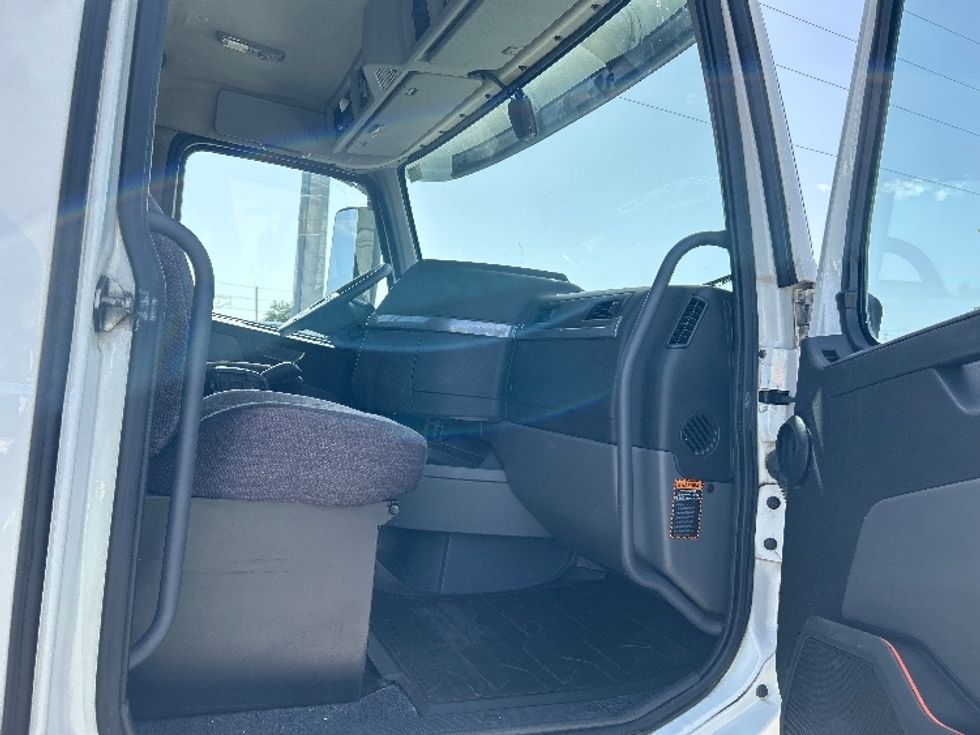 Day Cab Tractor-Heavy Duty Tractors-Volvo-2019-VNL64T300-Orlando-FL-393,905\n\t\tmiles-$ 42,250 - Image 11