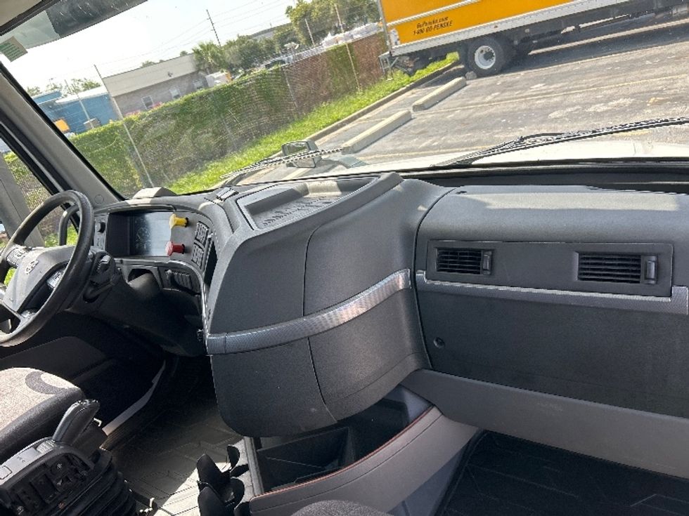 Day Cab Tractor-Heavy Duty Tractors-Volvo-2019-VNL64T300-Orlando-FL-393,905\n\t\tmiles-$ 42,250 - Image 12