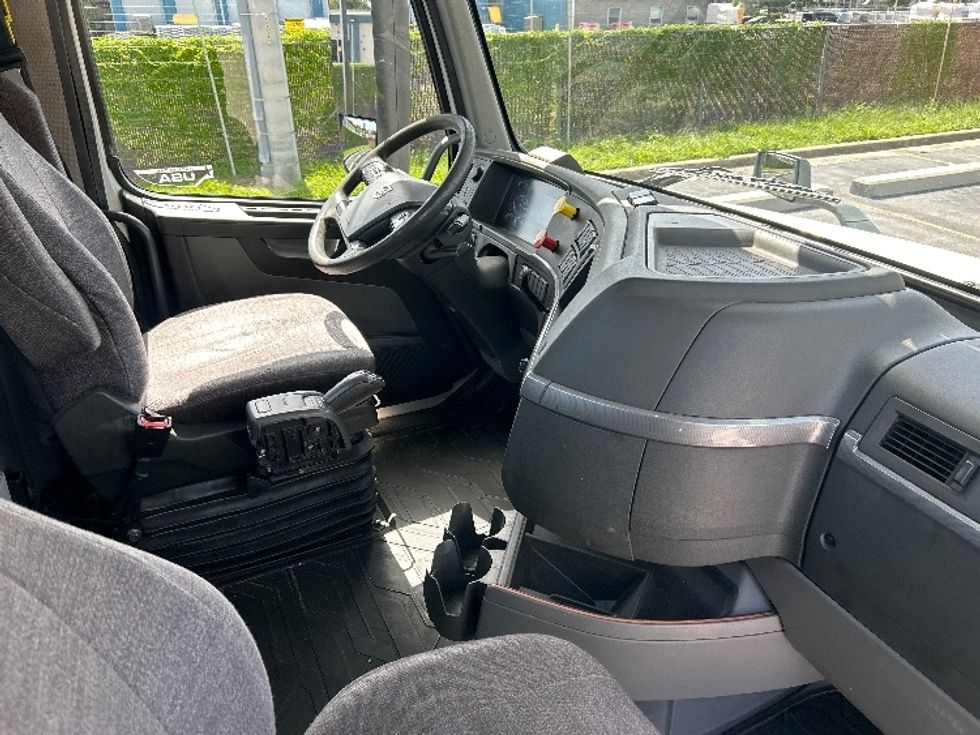 Day Cab Tractor-Heavy Duty Tractors-Volvo-2019-VNL64T300-Orlando-FL-393,905\n\t\tmiles-$ 42,250 - Image 13