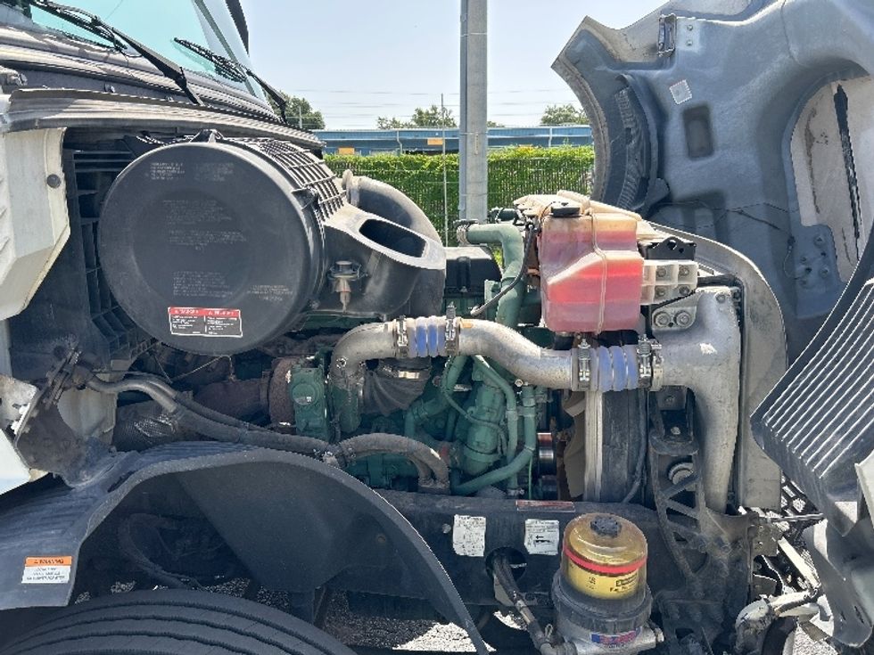 Day Cab Tractor-Heavy Duty Tractors-Volvo-2019-VNL64T300-Orlando-FL-393,905\n\t\tmiles-$ 42,250 - Image 14