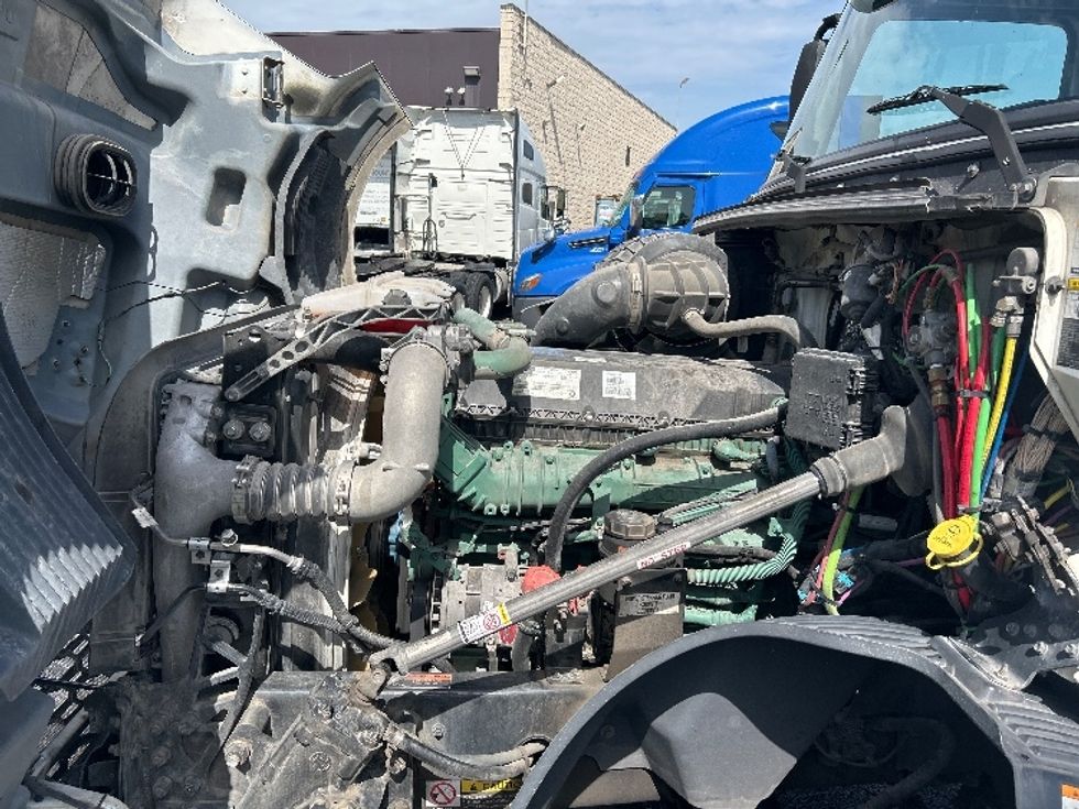 Day Cab Tractor-Heavy Duty Tractors-Volvo-2019-VNL64T300-Orlando-FL-393,905\n\t\tmiles-$ 42,250 - Image 15
