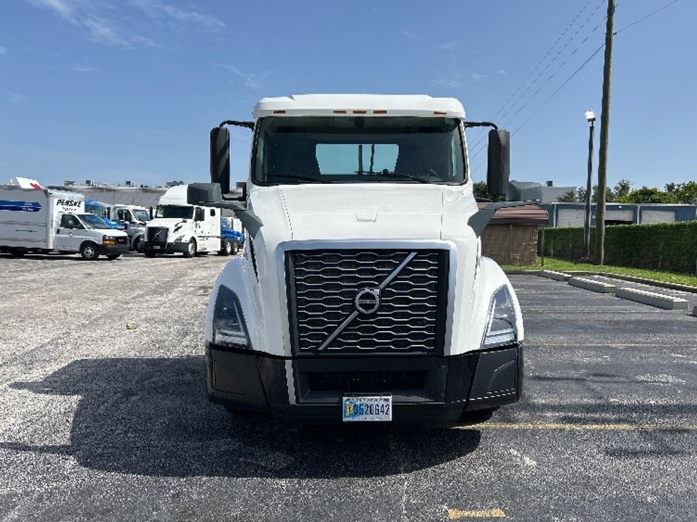 Day Cab Tractor-Heavy Duty Tractors-Volvo-2019-VNL64T300-Orlando-FL-393,905\n\t\tmiles-$ 42,250 - Image 2