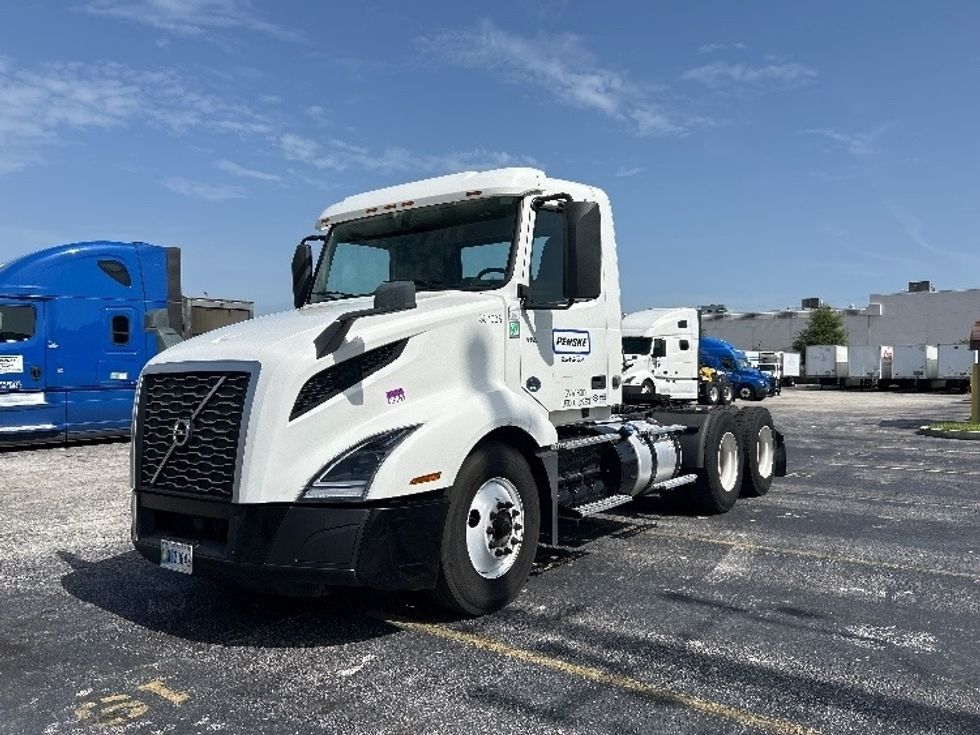 Day Cab Tractor-Heavy Duty Tractors-Volvo-2019-VNL64T300-Orlando-FL-393,905\n\t\tmiles-$ 42,250 - Image 3