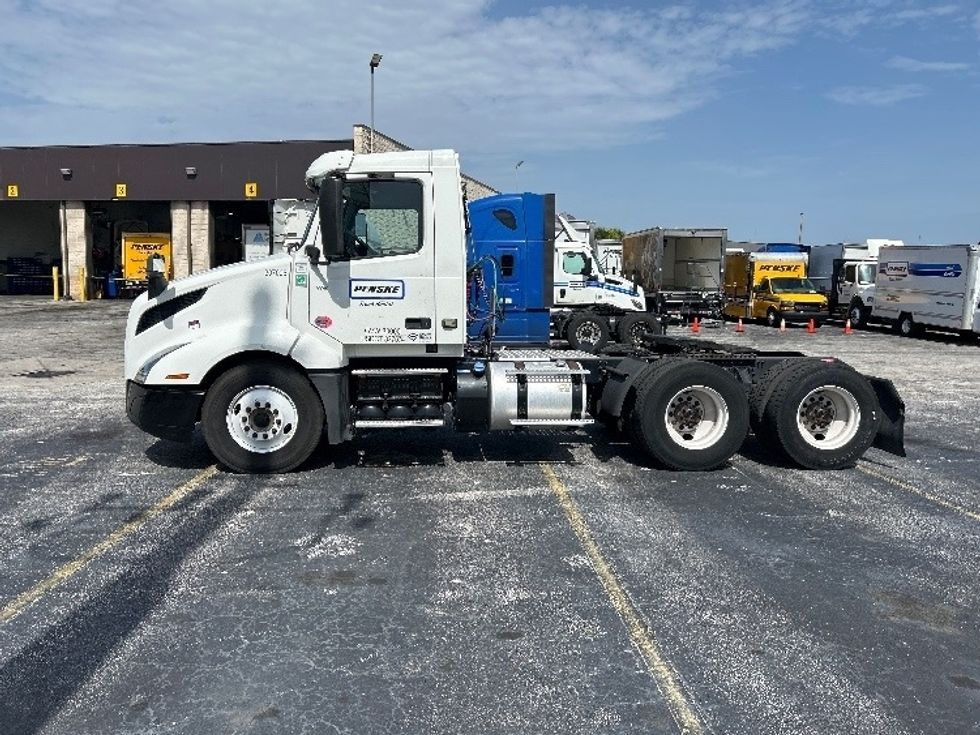 Day Cab Tractor-Heavy Duty Tractors-Volvo-2019-VNL64T300-Orlando-FL-393,905\n\t\tmiles-$ 42,250 - Image 4