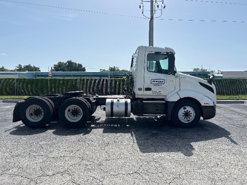 Day Cab Tractor-Heavy Duty Tractors-Volvo-2019-VNL64T300-Orlando-FL-393,905\n\t\tmiles-$ 42,250 - Image 7