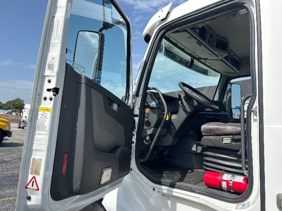 Day Cab Tractor-Heavy Duty Tractors-Volvo-2019-VNL64T300-Orlando-FL-393,905\n\t\tmiles-$ 42,250 - Image 8
