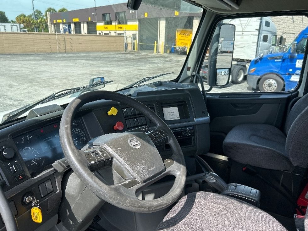 Day Cab Tractor-Heavy Duty Tractors-Volvo-2019-VNL64T300-Orlando-FL-393,905\n\t\tmiles-$ 42,250 - Image 9