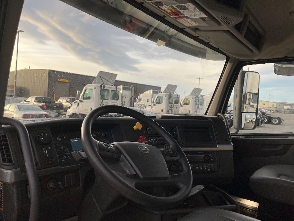 Day Cab Tractor-Heavy Duty Tractors-Volvo-2019-VNL64T300-Pasco-WA-402,770\n\t\tmiles-$ 42,000 - Image 10