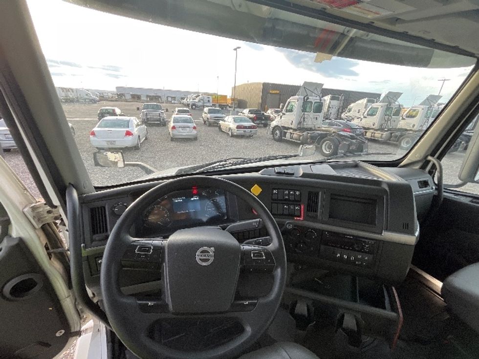 Day Cab Tractor-Heavy Duty Tractors-Volvo-2019-VNL64T300-Pasco-WA-402,770\n\t\tmiles-$ 42,000 - Image 11