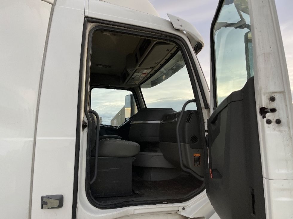 Day Cab Tractor-Heavy Duty Tractors-Volvo-2019-VNL64T300-Pasco-WA-402,770\n\t\tmiles-$ 42,000 - Image 12