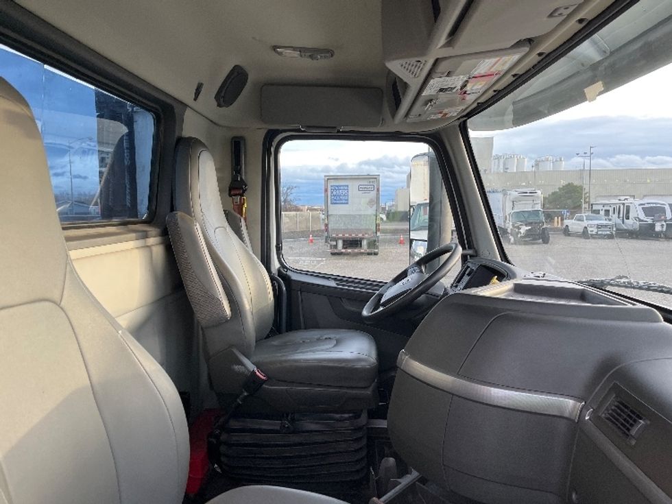 Day Cab Tractor-Heavy Duty Tractors-Volvo-2019-VNL64T300-Pasco-WA-402,770\n\t\tmiles-$ 42,000 - Image 14