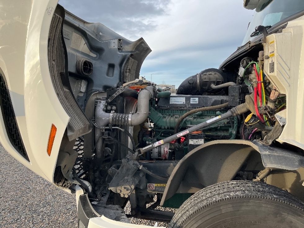Day Cab Tractor-Heavy Duty Tractors-Volvo-2019-VNL64T300-Pasco-WA-402,770\n\t\tmiles-$ 42,000 - Image 16