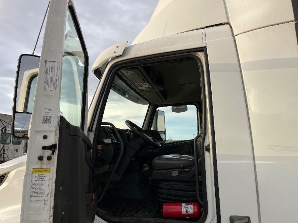 Day Cab Tractor-Heavy Duty Tractors-Volvo-2019-VNL64T300-Pasco-WA-402,770\n\t\tmiles-$ 42,000 - Image 9