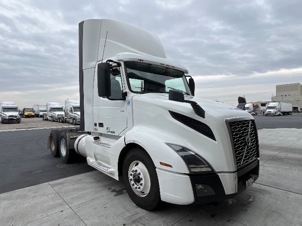 Day Cab Tractor-Heavy Duty Tractors-Volvo-2019-VNL64T300-Pasco-WA-462,134\n\t\tmiles-$ 38,750 - Image 1