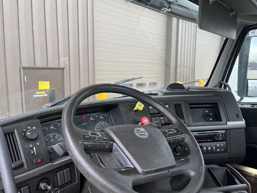 Day Cab Tractor-Heavy Duty Tractors-Volvo-2019-VNL64T300-Pasco-WA-462,134\n\t\tmiles-$ 38,750 - Image 10