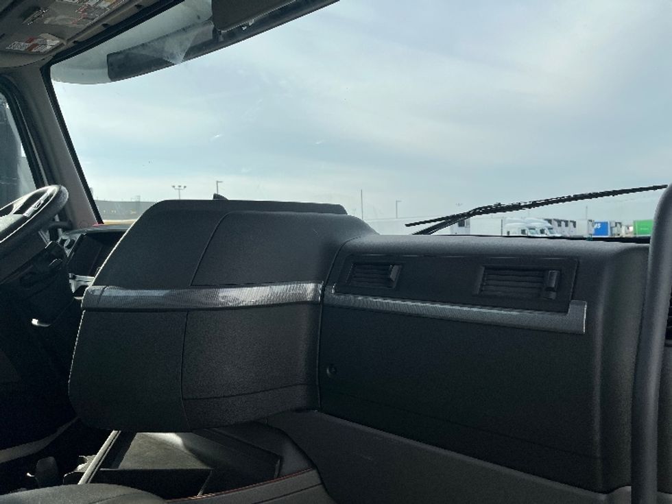 Day Cab Tractor-Heavy Duty Tractors-Volvo-2019-VNL64T300-Pasco-WA-462,134\n\t\tmiles-$ 38,750 - Image 14