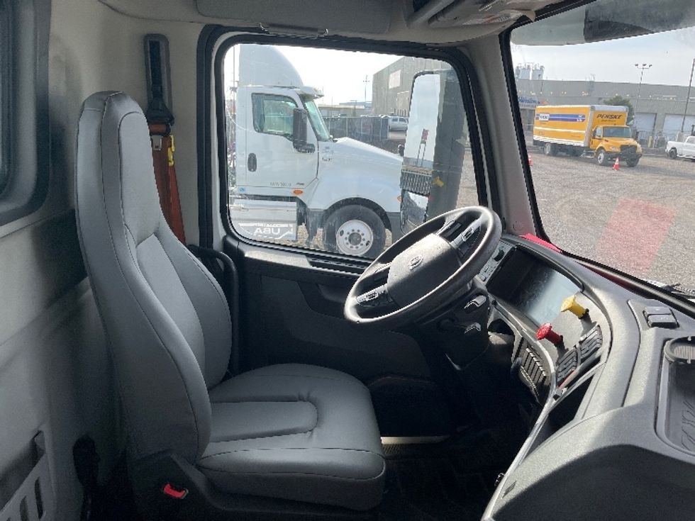 Day Cab Tractor-Heavy Duty Tractors-Volvo-2019-VNL64T300-Pasco-WA-462,134\n\t\tmiles-$ 38,750 - Image 15
