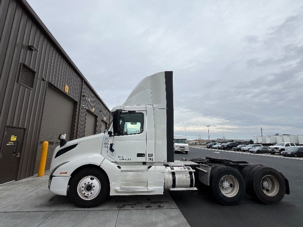 Day Cab Tractor-Heavy Duty Tractors-Volvo-2019-VNL64T300-Pasco-WA-462,134\n\t\tmiles-$ 38,750 - Image 4