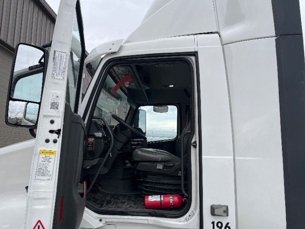 Day Cab Tractor-Heavy Duty Tractors-Volvo-2019-VNL64T300-Pasco-WA-462,134\n\t\tmiles-$ 38,750 - Image 9