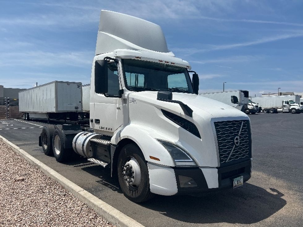 Day Cab Tractor-Heavy Duty Tractors-Volvo-2019-VNL64T300-Phoenix-AZ-207,415\n\t\tmiles-$ 51,500 - Image 1