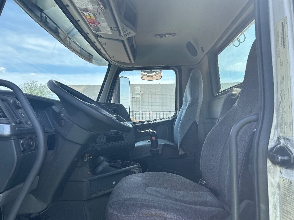 Day Cab Tractor-Heavy Duty Tractors-Volvo-2019-VNL64T300-Phoenix-AZ-207,415\n\t\tmiles-$ 51,500 - Image 10
