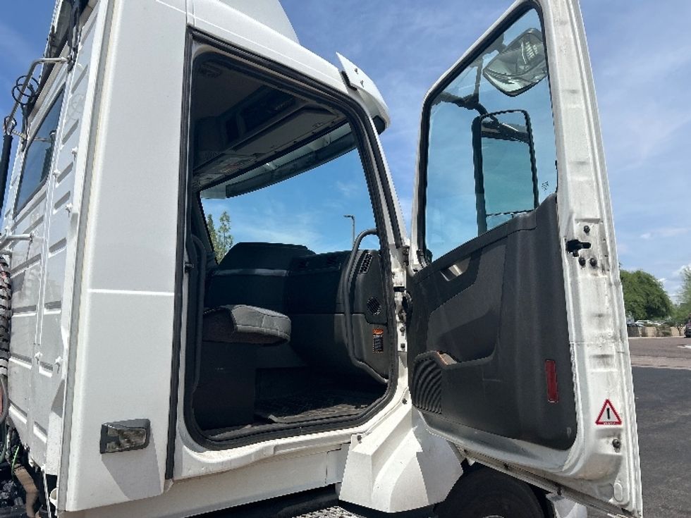 Day Cab Tractor-Heavy Duty Tractors-Volvo-2019-VNL64T300-Phoenix-AZ-207,415\n\t\tmiles-$ 51,500 - Image 12