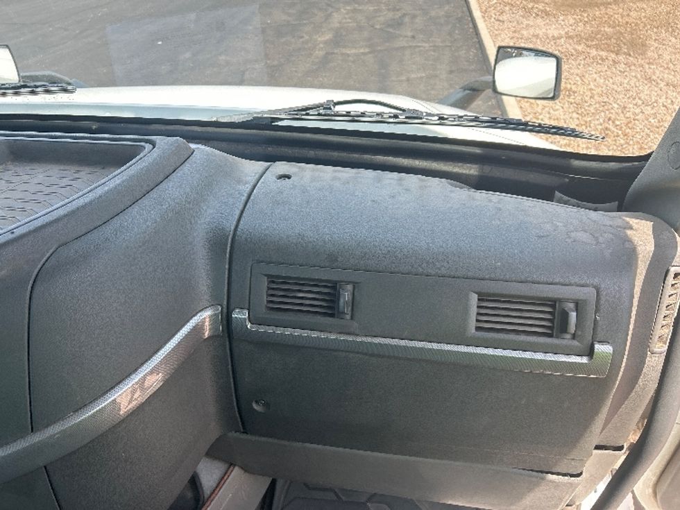 Day Cab Tractor-Heavy Duty Tractors-Volvo-2019-VNL64T300-Phoenix-AZ-207,415\n\t\tmiles-$ 51,500 - Image 13