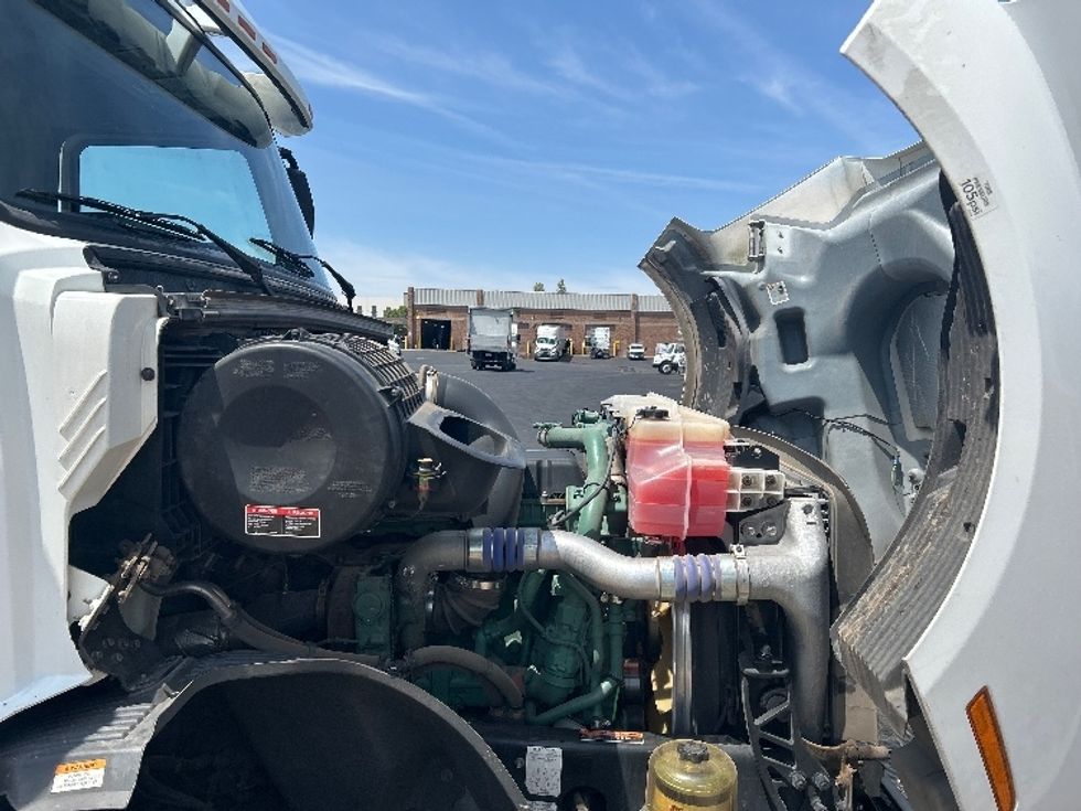 Day Cab Tractor-Heavy Duty Tractors-Volvo-2019-VNL64T300-Phoenix-AZ-207,415\n\t\tmiles-$ 51,500 - Image 15