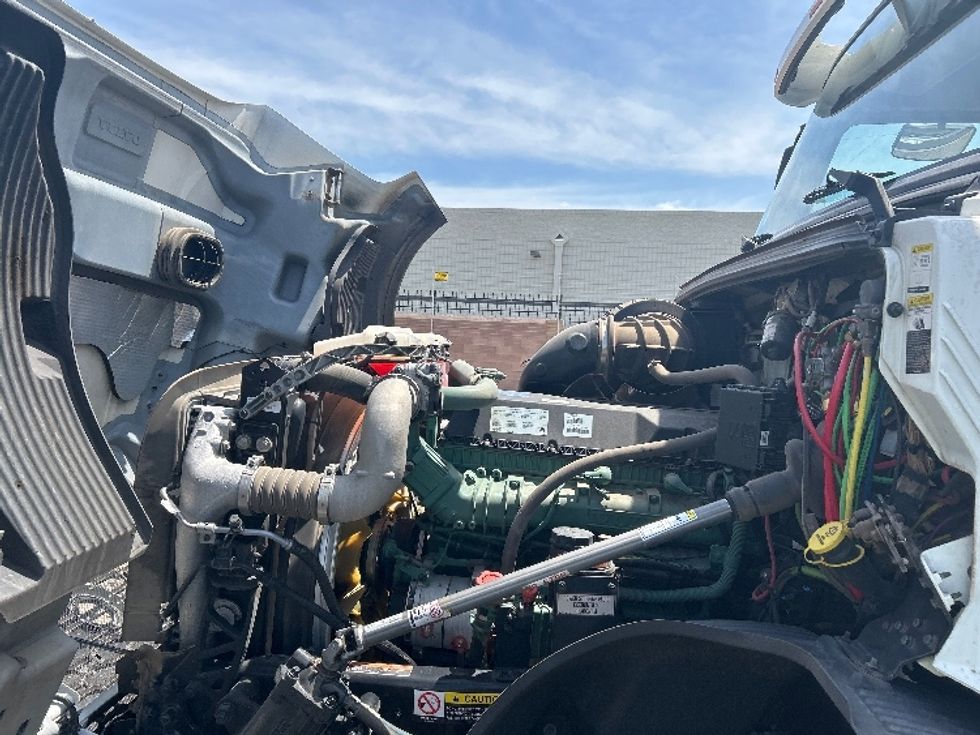 Day Cab Tractor-Heavy Duty Tractors-Volvo-2019-VNL64T300-Phoenix-AZ-207,415\n\t\tmiles-$ 51,500 - Image 16