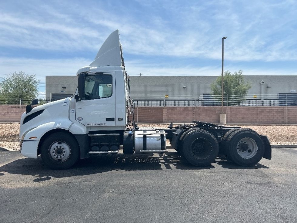 Day Cab Tractor-Heavy Duty Tractors-Volvo-2019-VNL64T300-Phoenix-AZ-207,415\n\t\tmiles-$ 51,500 - Image 4