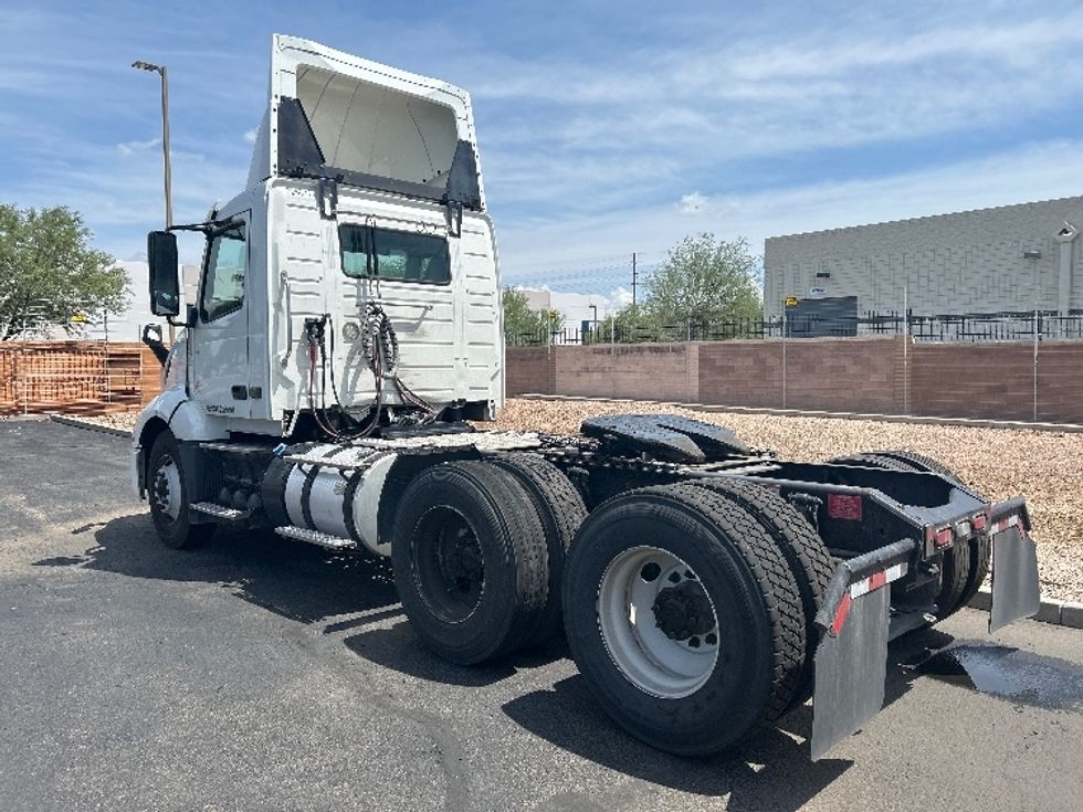 Day Cab Tractor-Heavy Duty Tractors-Volvo-2019-VNL64T300-Phoenix-AZ-207,415\n\t\tmiles-$ 51,500 - Image 5