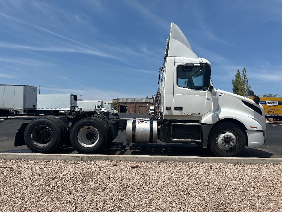 Day Cab Tractor-Heavy Duty Tractors-Volvo-2019-VNL64T300-Phoenix-AZ-207,415\n\t\tmiles-$ 51,500 - Image 8