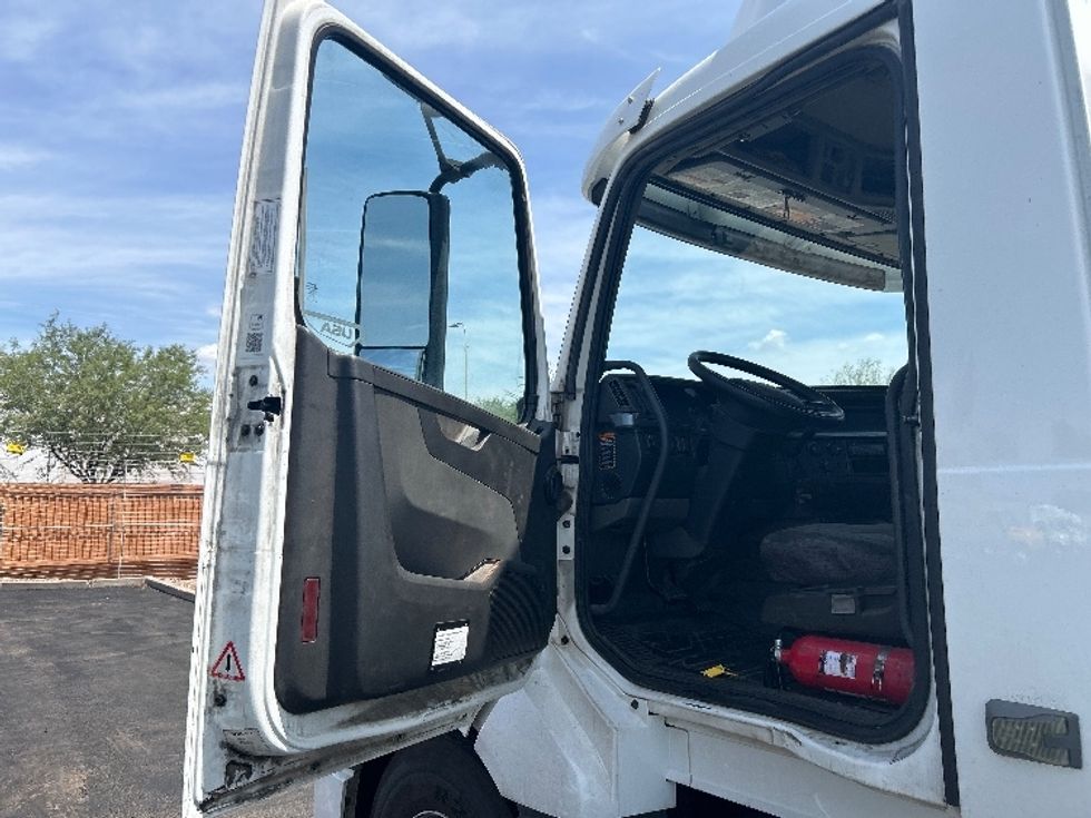 Day Cab Tractor-Heavy Duty Tractors-Volvo-2019-VNL64T300-Phoenix-AZ-207,415\n\t\tmiles-$ 51,500 - Image 9