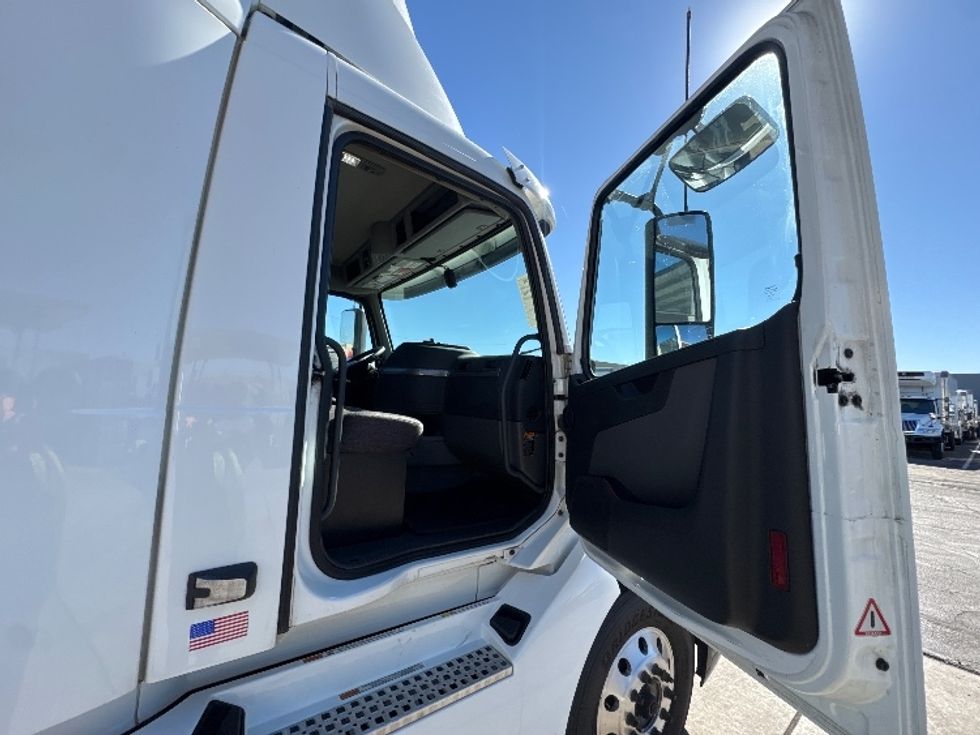 Day Cab Tractor-Heavy Duty Tractors-Volvo-2019-VNL64T300-Phoenix-AZ-467,968\n\t\tmiles-$ 40,500 - Image 12