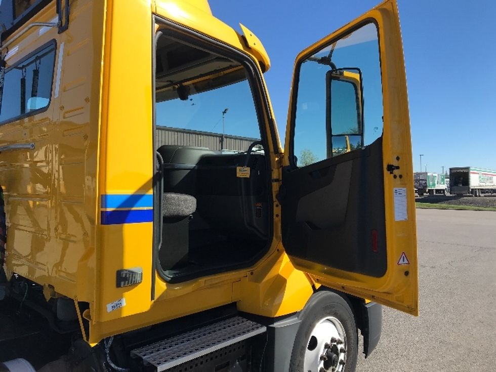 Day Cab Tractor-Heavy Duty Tractors-Volvo-2019-VNL64T300-Piqua-OH-435,251\n\t\tmiles-$ 47,500 - Image 12