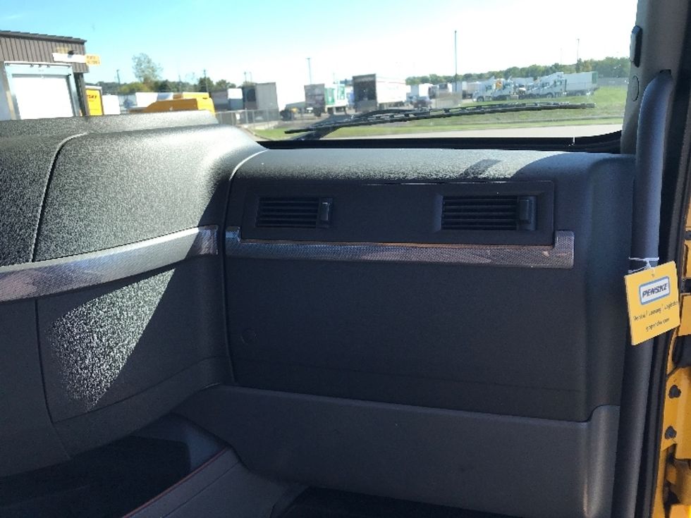 Day Cab Tractor-Heavy Duty Tractors-Volvo-2019-VNL64T300-Piqua-OH-435,251\n\t\tmiles-$ 47,500 - Image 13