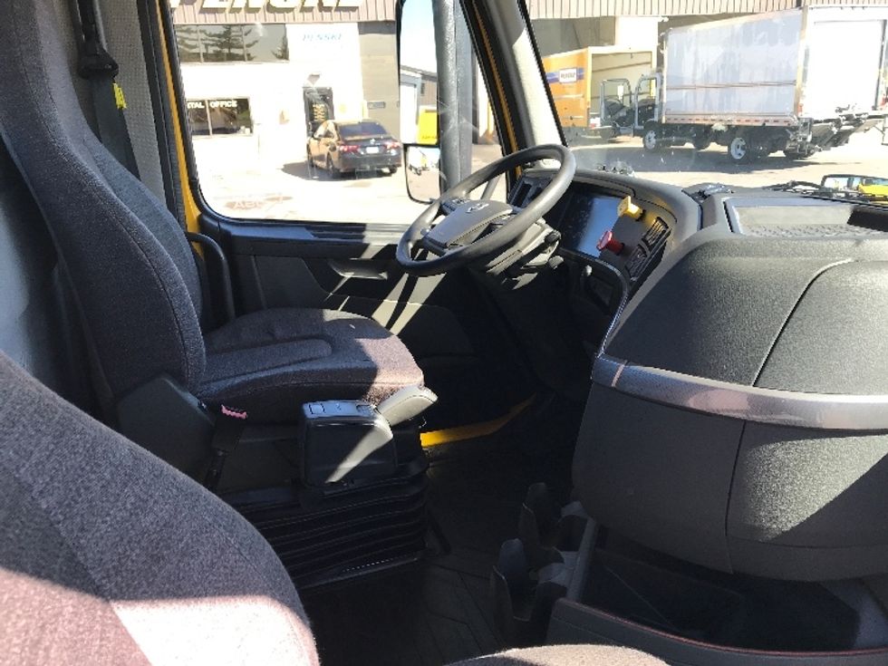 Day Cab Tractor-Heavy Duty Tractors-Volvo-2019-VNL64T300-Piqua-OH-435,251\n\t\tmiles-$ 47,500 - Image 14