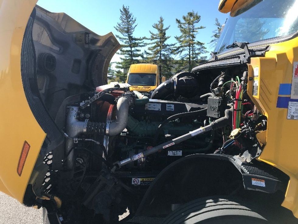 Day Cab Tractor-Heavy Duty Tractors-Volvo-2019-VNL64T300-Piqua-OH-435,251\n\t\tmiles-$ 47,500 - Image 16