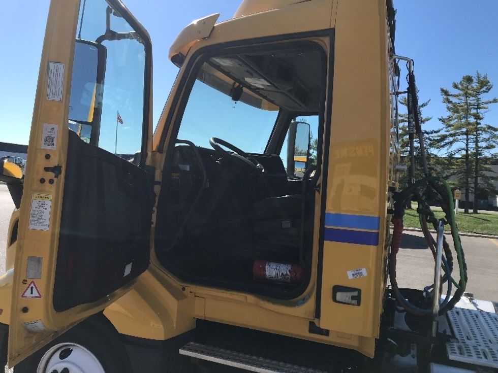 Day Cab Tractor-Heavy Duty Tractors-Volvo-2019-VNL64T300-Piqua-OH-435,251\n\t\tmiles-$ 47,500 - Image 9