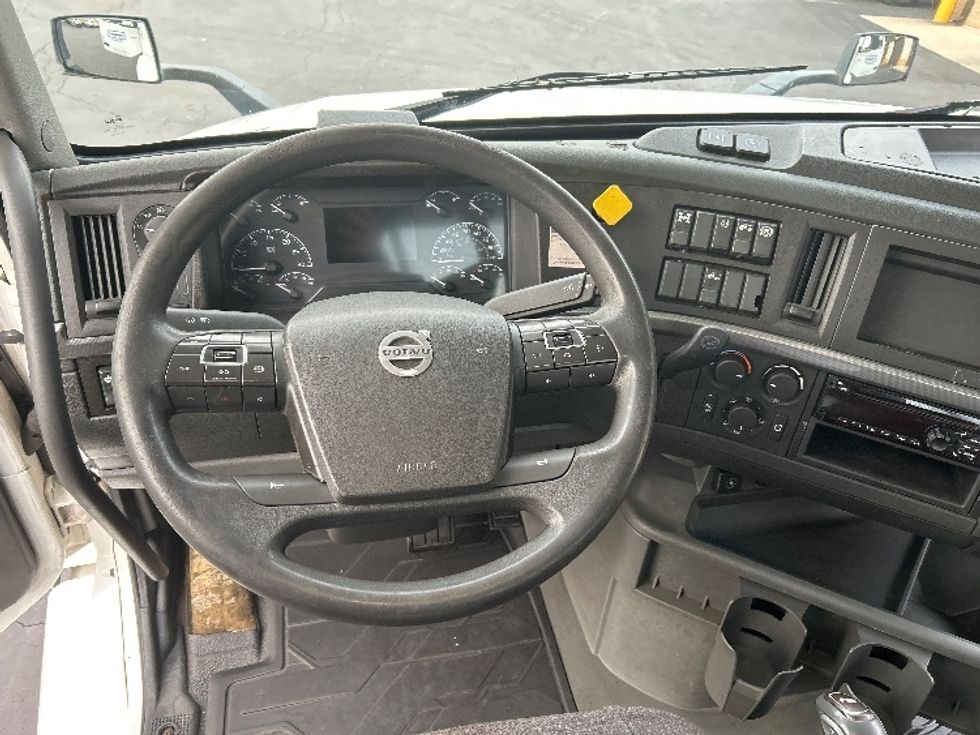 Day Cab Tractor-Heavy Duty Tractors-Volvo-2019-VNL64T300-Pittsburgh-PA-455,868\n\t\tmiles-$ 44,500 - Image 11