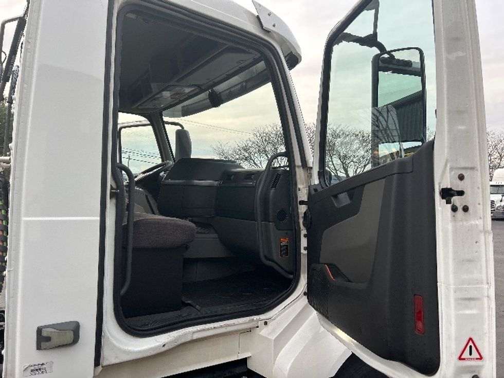 Day Cab Tractor-Heavy Duty Tractors-Volvo-2019-VNL64T300-Pittsburgh-PA-455,868\n\t\tmiles-$ 44,500 - Image 12