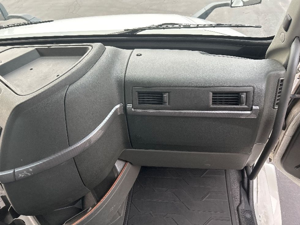 Day Cab Tractor-Heavy Duty Tractors-Volvo-2019-VNL64T300-Pittsburgh-PA-455,868\n\t\tmiles-$ 44,500 - Image 13