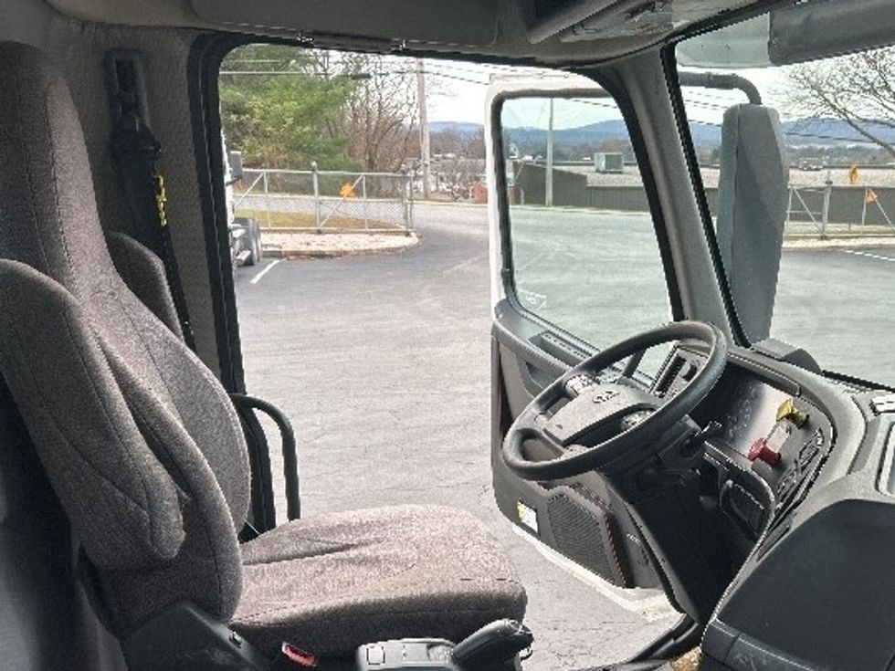 Day Cab Tractor-Heavy Duty Tractors-Volvo-2019-VNL64T300-Pittsburgh-PA-455,868\n\t\tmiles-$ 44,500 - Image 14