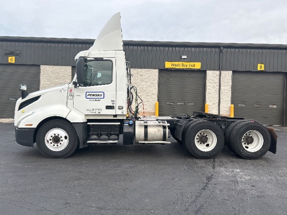 Day Cab Tractor-Heavy Duty Tractors-Volvo-2019-VNL64T300-Pittsburgh-PA-455,868\n\t\tmiles-$ 44,500 - Image 4