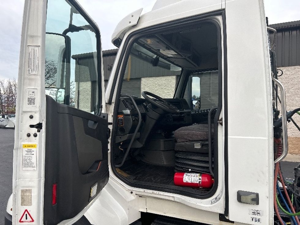 Day Cab Tractor-Heavy Duty Tractors-Volvo-2019-VNL64T300-Pittsburgh-PA-455,868\n\t\tmiles-$ 44,500 - Image 9